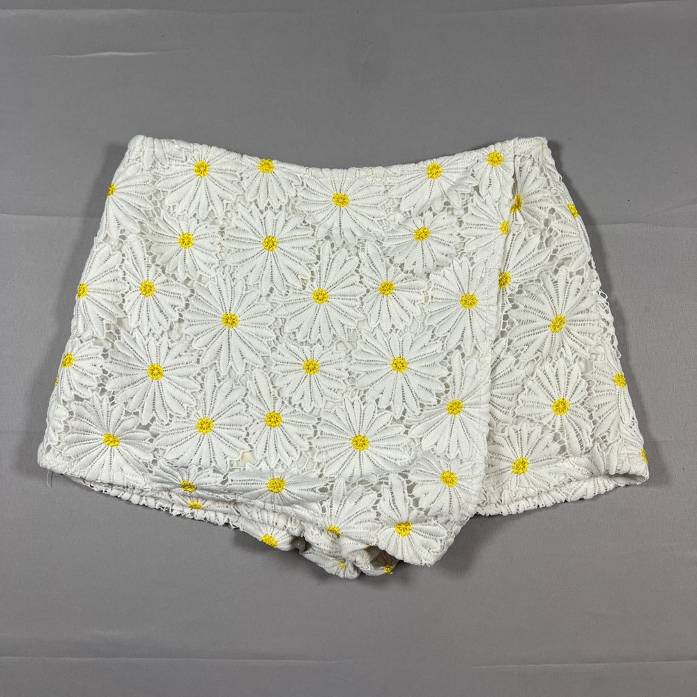 Forever 21 Wrap Skort Womens L White Daisy Floral Crochet Lace Back Zip Casual